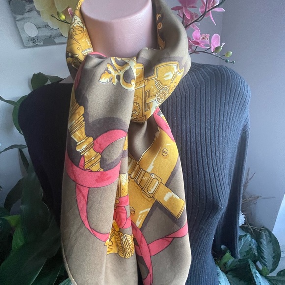 Authentic Hermès Ferronnerie Silk Dcarf. - Picture 10 of 16